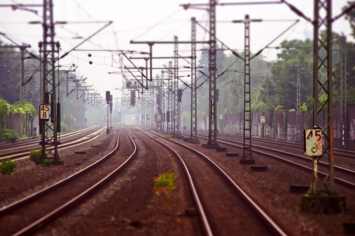 railway-tracks-3455169_1920